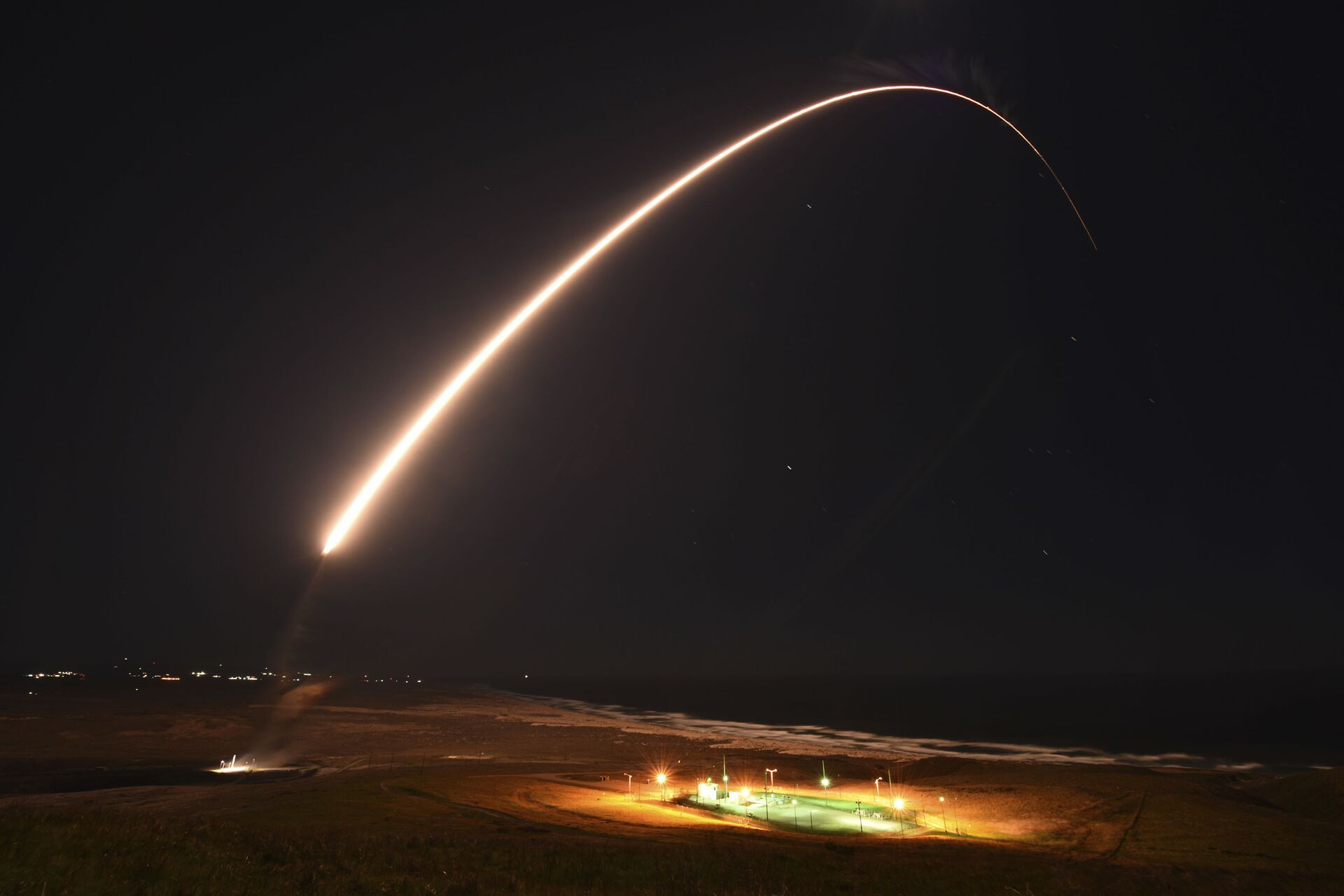 Míssil balístico intercontinental Minuteman III desarmado é lançado durante teste de operação na Base Aérea de Vandenberg, Califórnia, 23 de fevereiro de 2021 - Sputnik Brasil, 1920, 01.04.2022