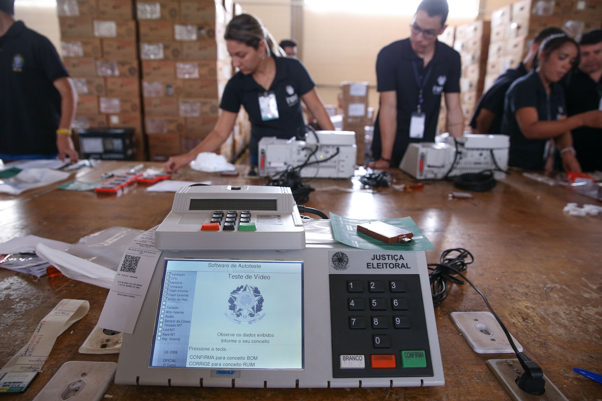 O TRE-DF (Tribunal Regional Eleitoral) realiza o teste e lacração das urnas eletrônicas que serão enviadas para votação no exterior (foto de arquivo) - Sputnik Brasil, 1920, 09.11.2021