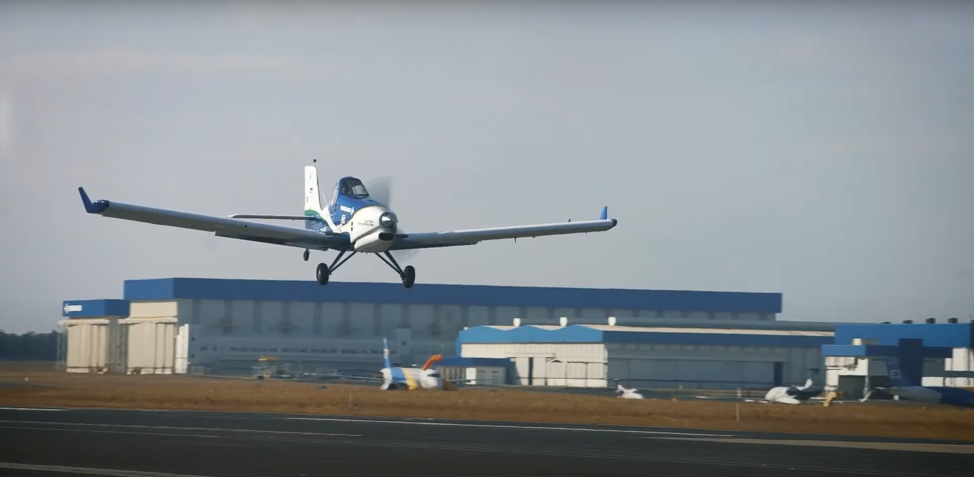 Visando aeronáutica sustentável, Embraer anuncia 1º voo de avião com motor elétrico (FOTO) - Sputnik Brasil, 1920, 13.08.2021