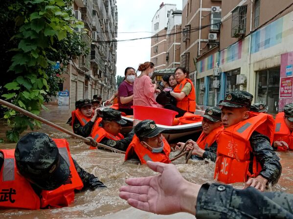 Polícia paramilitar evacua áreas isoladas pelas cheias após chuvas fortes na cidade de Suizhou, na província chinesa de Hubei, 12 de agosto de 2021 - Sputnik Brasil