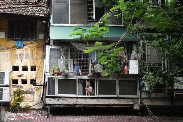 Crianças observam as ruas vazias de suas casas em Hanói, no Vietnã - Sputnik Brasil