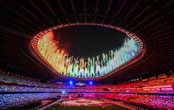 Fogo de artifício durante a cerimónia de encerramento dos Jogos Olímpicos 2020 em Tóquio, no Estádio Olímpico Nacional - Sputnik Brasil