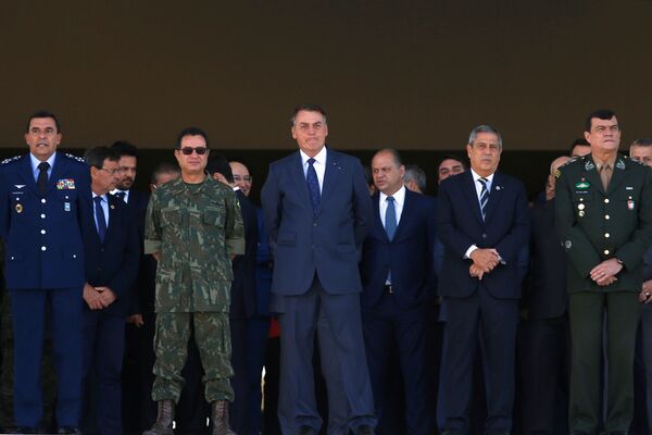 Presidente do Brasil Jair Bolsonaro observa o desfile militar frente ao palácio presidencial, junto com outras figuras militares, 10 de agosto de 2021 - Sputnik Brasil