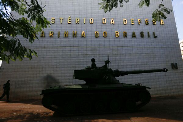 Um tanque passa em frente do quartel-general da Marinha brasileira após o desfile militar em Brasília, 10 de agosto de 2021 - Sputnik Brasil