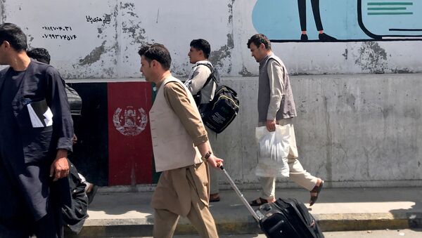 Passageiros afegãos caminham para o aeroporto de Cabul, Afeganistão, 15 de agosto de 2021 - Sputnik Brasil