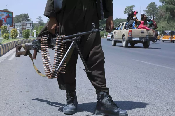 Militante do Talibã (organização terrorista proibida na Rússia e em vários outros países) na autoestrada de Herat, Afeganistão, 14 de agosto de 2021 Militante do Talibã (organização terrorista proibida na Rússia e em vários outros países) na autoestrada de Herat, Afeganistão, 14 de agosto de 2021 - Sputnik Brasil
