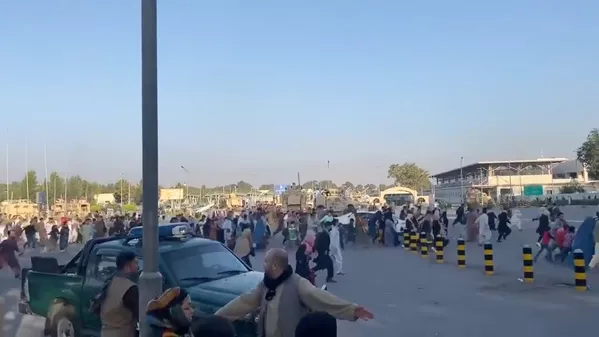 Pessoas correm rumo ao terminal do Aeroporto de Cabul, após os talibãs terem tomado controle sobre o palácio presidencial afegão, 16 de agosto de 2021 Pessoas correm rumo ao terminal do Aeroporto de Cabul, após os talibãs terem tomado controle sobre o palácio presidencial afegão, 16 de agosto de 2021 - Sputnik Brasil