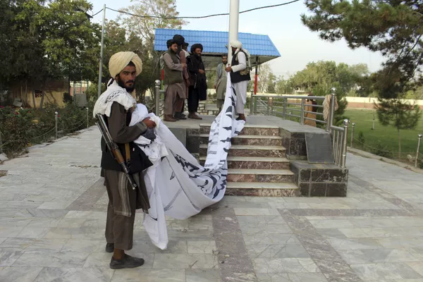 Talibãs içam sua bandeira na cidade de Ghazni, no sudeste do Afeganistão, 15 de agosto de 2021 Talibãs içam sua bandeira na cidade de Ghazni, no sudeste do Afeganistão, 15 de agosto de 2021 - Sputnik Brasil