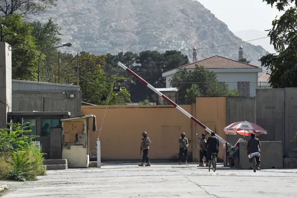 Guarda afegão junto ao portão na Zona Verde em Cabul, 15 de agosto de 2021 Guarda afegão junto ao portão na Zona Verde em Cabul, 15 de agosto de 2021 - Sputnik Brasil
