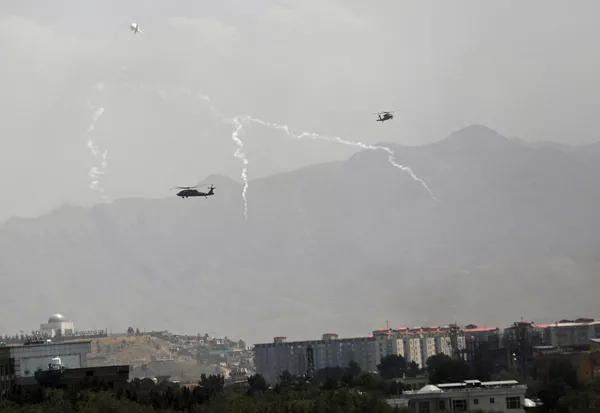 Helicópteros militares americanos Black Hawk sobrevoam a cidade de Cabul, 15 de agosto de 2021 Helicópteros militares americanos Black Hawk sobrevoam a cidade de Cabul, 15 de agosto de 2021 - Sputnik Brasil