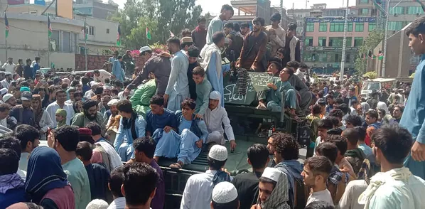 Militantes do Talibã e moradores locais em um veículo Humvee do Exército Nacional do Afeganistão, província de Jalalabad, 15 de agosto de 2021 Militantes do Talibã e moradores locais em um veículo Humvee do Exército Nacional do Afeganistão, província de Jalalabad, 15 de agosto de 2021 - Sputnik Brasil