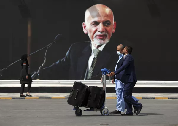 Passageiros caminhando para o terminal de partidas do Aeroporto Internacional Hamid Karzai, 14 de agosto de 2021 Passageiros caminhando para o terminal de partidas do Aeroporto Internacional Hamid Karzai, 14 de agosto de 2021 - Sputnik Brasil
