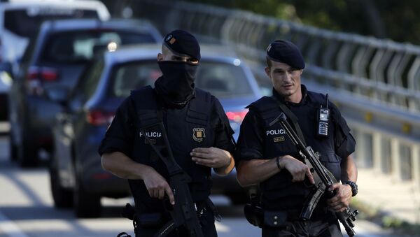 Policiais caminham em Barcelona, Espanha - Sputnik Brasil