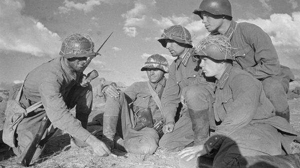 Soldados soviéticos antes de um combate no âmbito do conflito fronteiriço entre as tropas da URSS e Mongólia, de um lado, e do Japão, do outro lado, 1939 - Sputnik Brasil