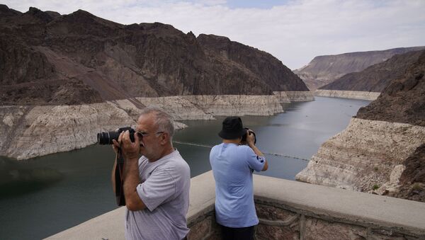 Pessoas observam o lago Mead próximo da barragem Hoover no Arizona - Sputnik Brasil