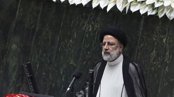 Presidente iraniano, Ebrahim Raisi faz discurso após cerimônia de posse no Parlamento do Irã, em 5 de agosto de 2021 - Sputnik Brasil