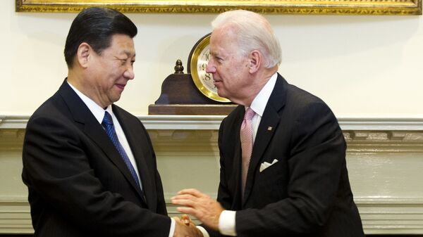 O então vice-presidente dos EUA, Joe Biden (D), cumprimenta o então vice-presidente chinês Xi Jinping na Sala Roosevelt na Casa Branca em Washington, EUA, 14 de fevereiro de 2012 - Sputnik Brasil