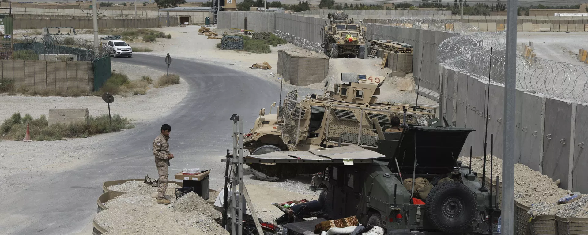 Membro das forças de segurança afegãs monta guarda após a saída das tropas dos EUA da base aérea de Bagram, na província de Parwan, Afeganistão, 5 de julho de 2021 Membro das forças de segurança afegãs monta guarda após a saída das tropas dos EUA da base aérea de Bagram, na província de Parwan, Afeganistão, 5 de julho de 2021 - Sputnik Brasil, 1920, 11.03.2026