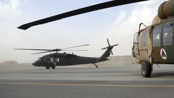 Helicóptero militar UH-60 Black Hawk carregando conselheiros dos EUA e recrutas afegãos decola no aeródromo de Kandahar, no Afeganistão, em 19 de março de 2018 - Sputnik Brasil