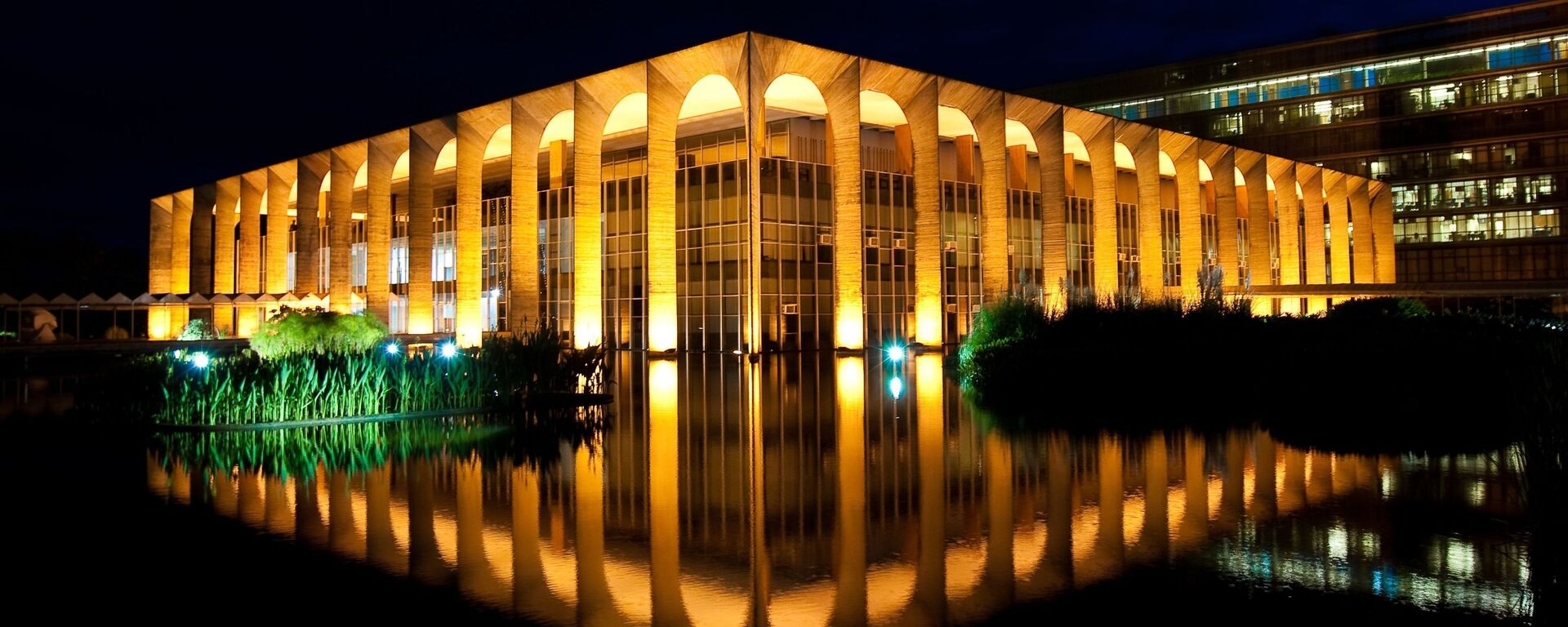 Fachada iluminada do Palácio Itamaraty, sede do Ministério da Relações Exteriores, 13 de agosto de 2020 - Sputnik Brasil, 1920, 01.06.2023