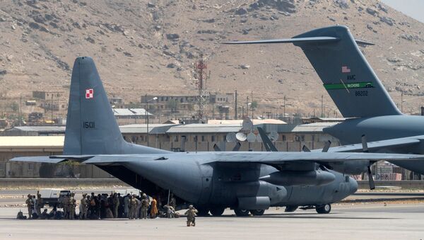 Militares norte-americanos defendem a aeronave no Aeroporto Internacional Hamid Karzai em Cabul, Afeganistão - Sputnik Brasil