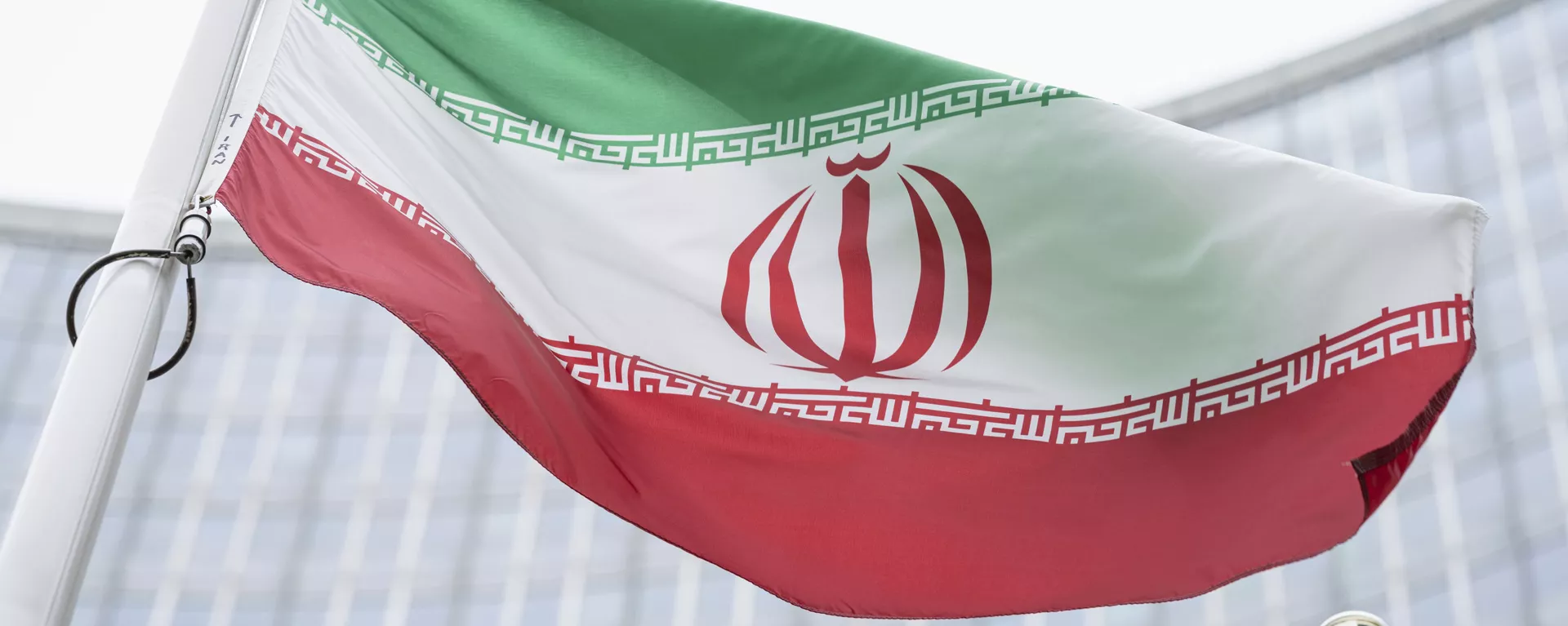 Bandeira do Irã em frente ao edifício da sede da Agência Internacional de Energia Atômica (AIEA) em Viena, Áustria, 24 de maio de 2021 - Sputnik Brasil, 1920, 26.03.2024