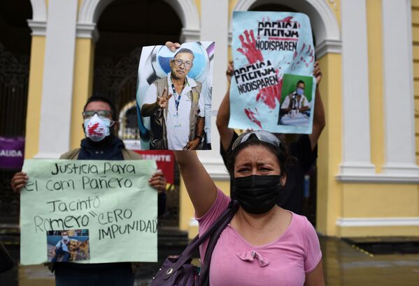 Jornalista local com foto do radiojornalista mexicano Jacinto Romero Flores, em Orizaba, México, 19 de agosto 2021 - Sputnik Brasil