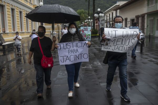 Jornalistas com placas onde está escrito em espanhol Justiça para Jacinto e Nem um a menos. Justiça para Jacinto durante os protestos após a morte de Jacinto Romero Flores, em Orizaba, México, 19 de agosto 2021 - Sputnik Brasil