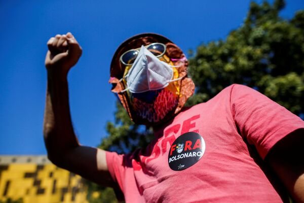 Homem protestando contra a política do presidente Jair Bolsonaro em frente do Congresso Nacional, 18 de agosto de 2021  - Sputnik Brasil