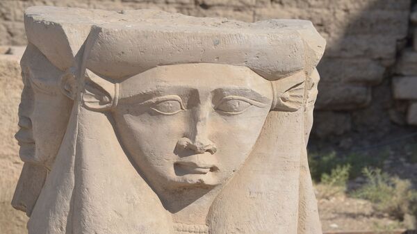 Deusa egípcia Hathor esculpida em pedra - Sputnik Brasil