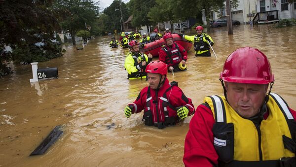 Bombeiros voluntários procuram vítimas da inundação causada pela tempestade tropical Henri no estado de Nova Jersey, EUA, 22 de agosto de 2021 - Sputnik Brasil