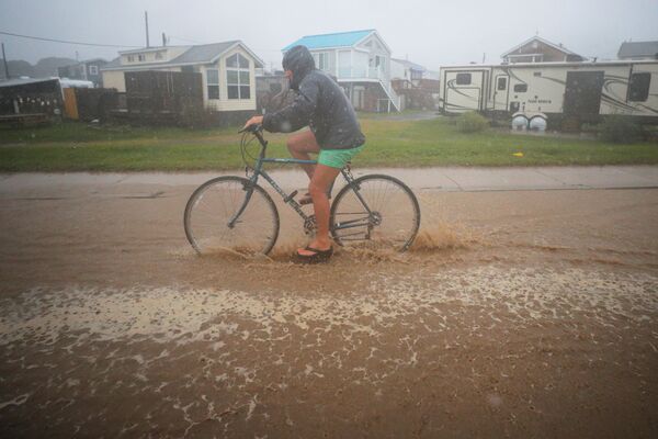 Ciclista em rua inundada enquanto tempestade tropical Henri se aproxima de South Kingstown, Rhode Island, EUA, 22 de agosto de 2021 - Sputnik Brasil