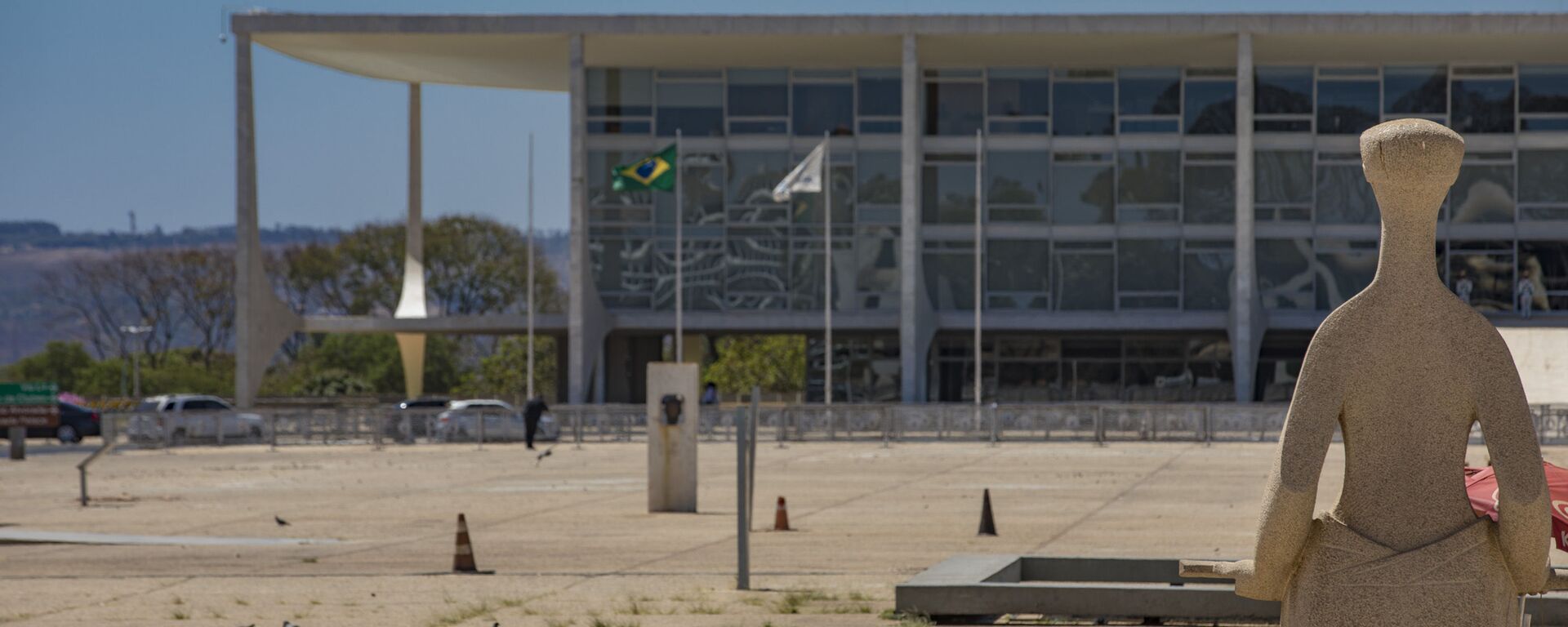  Monumento na entrada do STF e vista da fachada do Palácio do Planalto em Brasília (foto de arquivo) - Sputnik Brasil, 1920, 19.11.2021