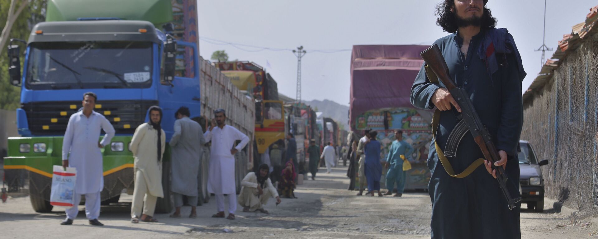 Militante do Talibã vigia fronteira entre Afeganistão e Paquistão - Sputnik Brasil, 1920, 26.02.2026