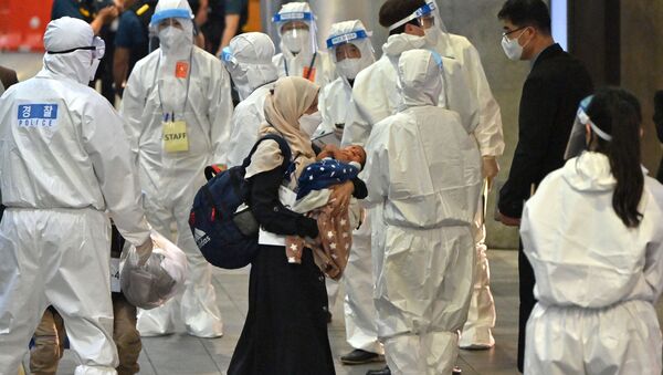 Afegãos evacuados chegam ao Aeroporto Internacional de Seul, 26 de agosto de 2021 - Sputnik Brasil