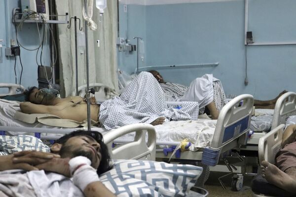 Afegãos deitados em camas de um hospital depois de serem feridos em atentados terroristas fora do aeroporto de Cabul, Afeganistão, 26 de agosto de 2021 - Sputnik Brasil