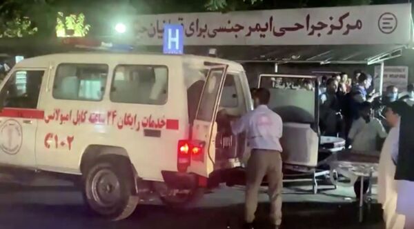 Captura de tela mostra um veículo de emergência enquanto as pessoas chegam a um hospital, Cabul, Afeganistão, 26 de agosto de 2021 - Sputnik Brasil