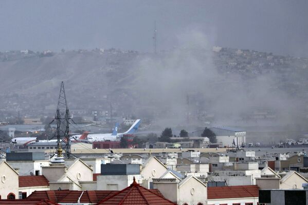 Fumaça sobe de uma explosão mortal fora do aeroporto de Cabul, Afeganistão, 26 de agosto de 2021 - Sputnik Brasil