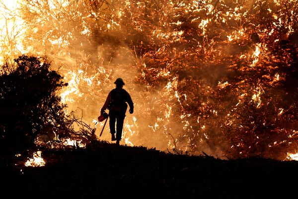 Bombeiro durante um incêndio na Califórnia, EUA
 - Sputnik Brasil