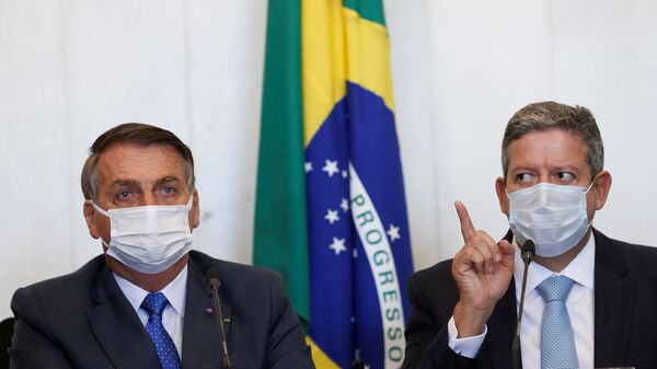 Presidente do Brasil, Jair Bolsonaro, e o presidente da Câmara, Arthur Lira, participam de reunião para entrega da medida provisória para mudanças no programa de assistência social Bolsa Família (Bolsa Família) Brasília, Brasil, em 9 de agosto de 2021 - Sputnik Brasil