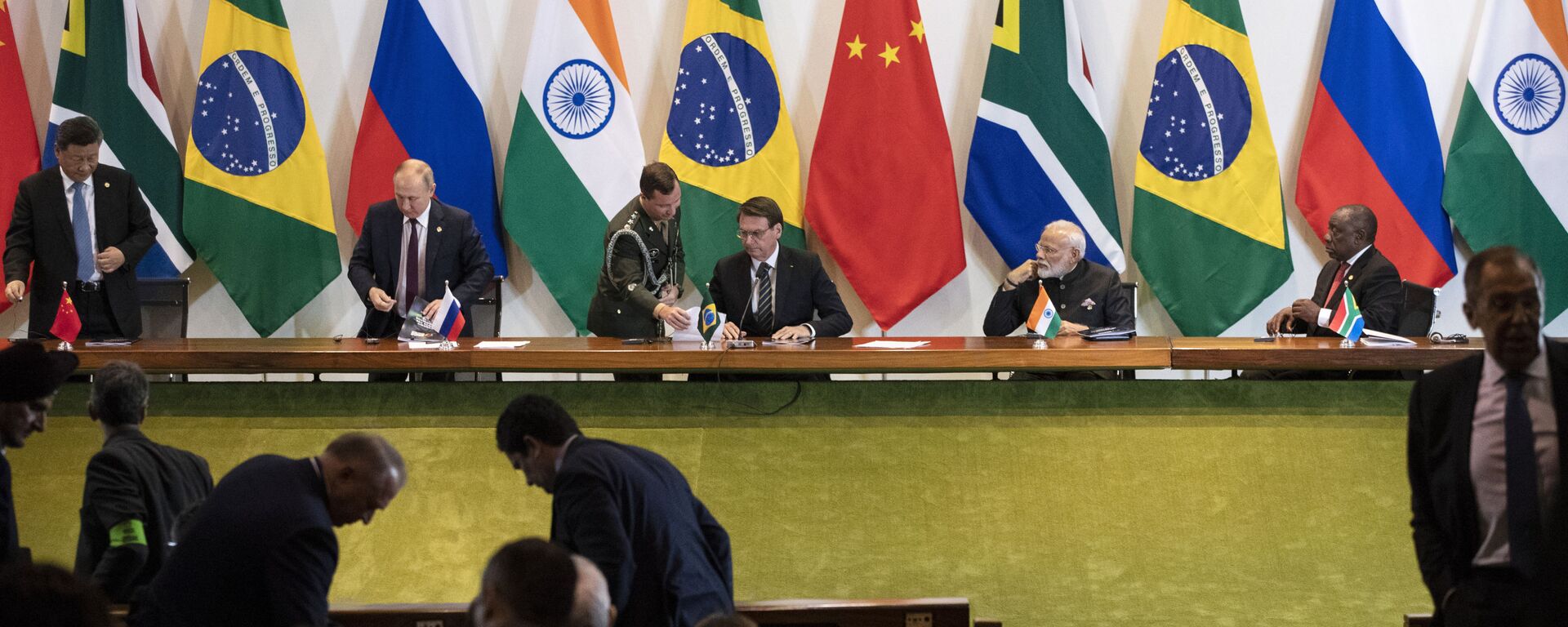 Da esquerda para a direita: Xi Jinping, presidente da China; Vladimir Putin, presidente da Rússia; Jair Bolsonaro (sentado), presidente do Brasil; Narendra Modi, primeiro-ministro da Índia; e Cyril Ramaphosa, presidente da África do Sul. Líderes do BRICS se reuniram no Palácio do Itamaraty, em Brasília, Brasil, 14 de novembro de 2019 - Sputnik Brasil, 1920, 10.06.2022