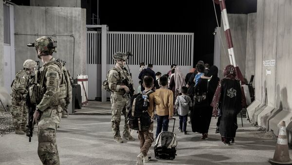 Soldados dos EUA escoltam civis durante evacuação no Aeroporto Internacional Hamid Karzai Cabul, Afeganistão, 25 de agosto de 2021 - Sputnik Brasil