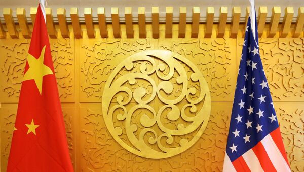As bandeiras da China e dos Estados Unidos estão armadas para uma reunião no Ministério dos Transportes da China em Pequim, China, em 27 de abril de 2018 - Sputnik Brasil