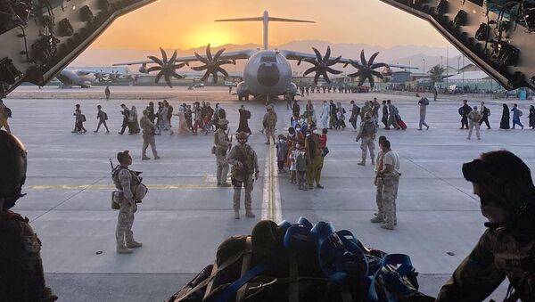Colaboradores afegãos, suas famílias, soldados espanhóis e membros da embaixada a bordo de um avião militar durante evacuação no aeroporto internacional de Cabul - Sputnik Brasil