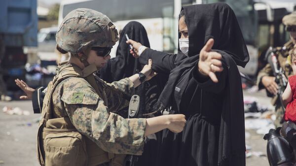 Fuzileiro naval dos EUA inspeciona mulher durante evacuação no Aeroporto Internacional Hamid Karzai, Cabul, Afeganistão, 28 de agosto de 2021 - Sputnik Brasil
