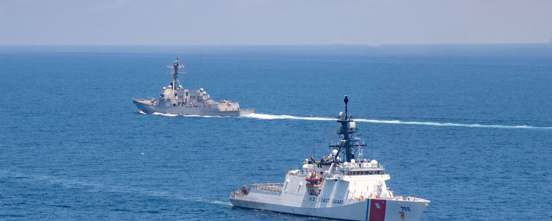 USS Kidd, destróier de mísseis guiados da classe Arleigh Burke, e Munro, navio da Guarda Costeira dos EUA, transitam pelo estreito de Taiwan em 27 de agosto de 2021 - Sputnik Brasil, 1920, 29.12.2021