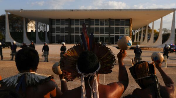 Indígenas participam de protesto no segundo dia de julgamento pelo Supremo Tribunal Federal sobre um caso histórico sobre direitos à terra indígena em Brasília, 26 de agosto de 2021 - Sputnik Brasil
