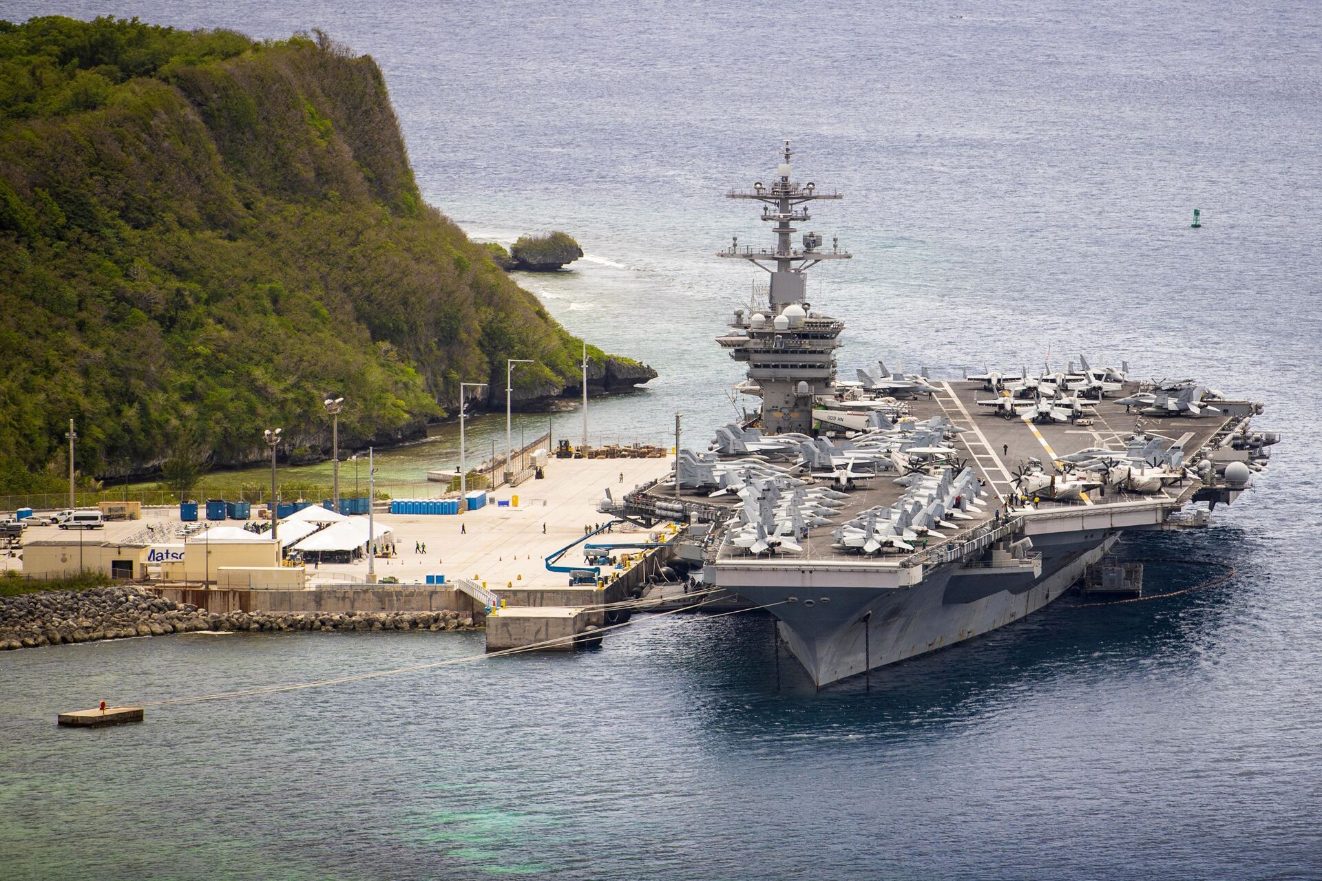 Porta-aviões USS Theodore Roosevelt (CVN 71) na Base Naval de Guam - Sputnik Brasil, 1920, 09.11.2021