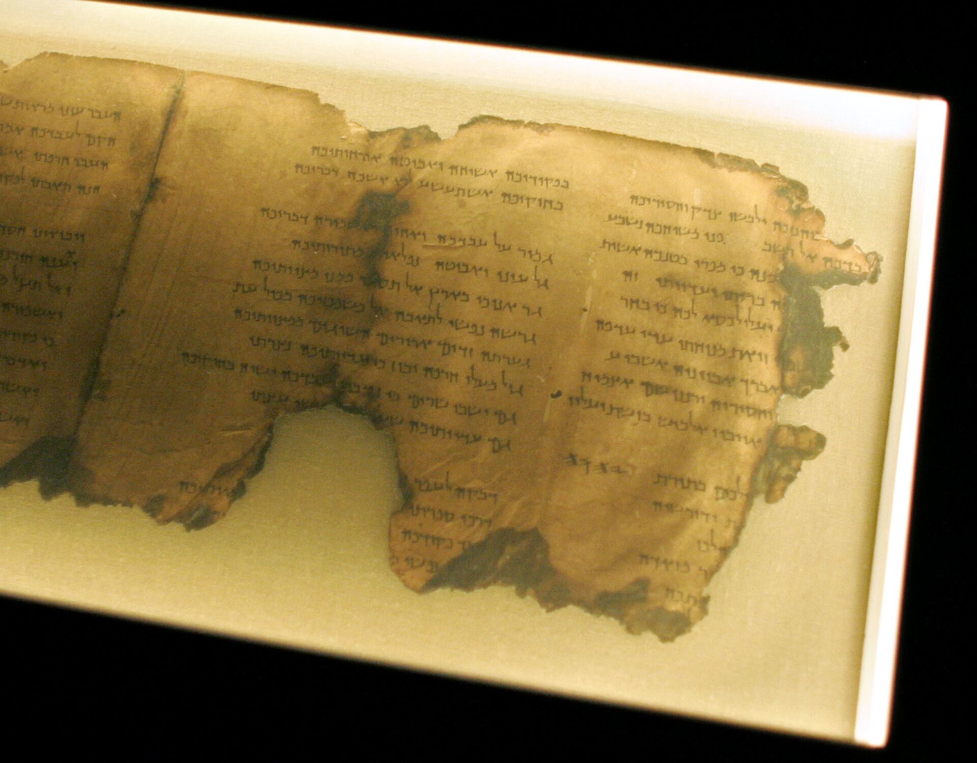 Pedaço dos Manuscritos do Mar Morto, encontrado no sítio arqueológico de Qumran - Sputnik Brasil, 1920, 09.11.2021