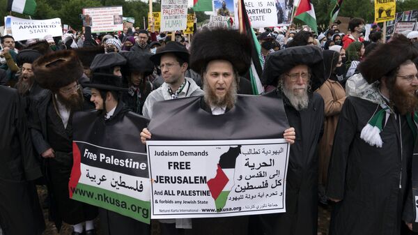Membros de uma comunidade judaica juntam-se a apoiadores dos palestinos durante a manifestação da Marcha Nacional pela Palestina no Lincoln Memorial, em Washington, 29 de maio de 2021 - Sputnik Brasil